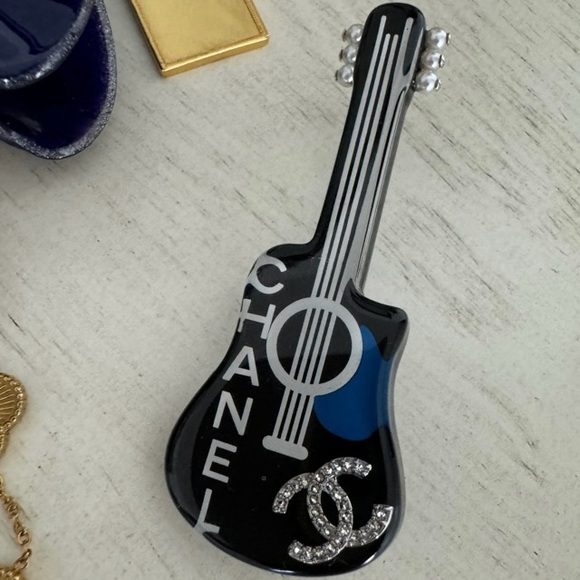 2020 Chanel Guitar Black/blue Brooch/pin Crystals CC Coco  Edgy Cool!  Like new! - Picture 1 of 3